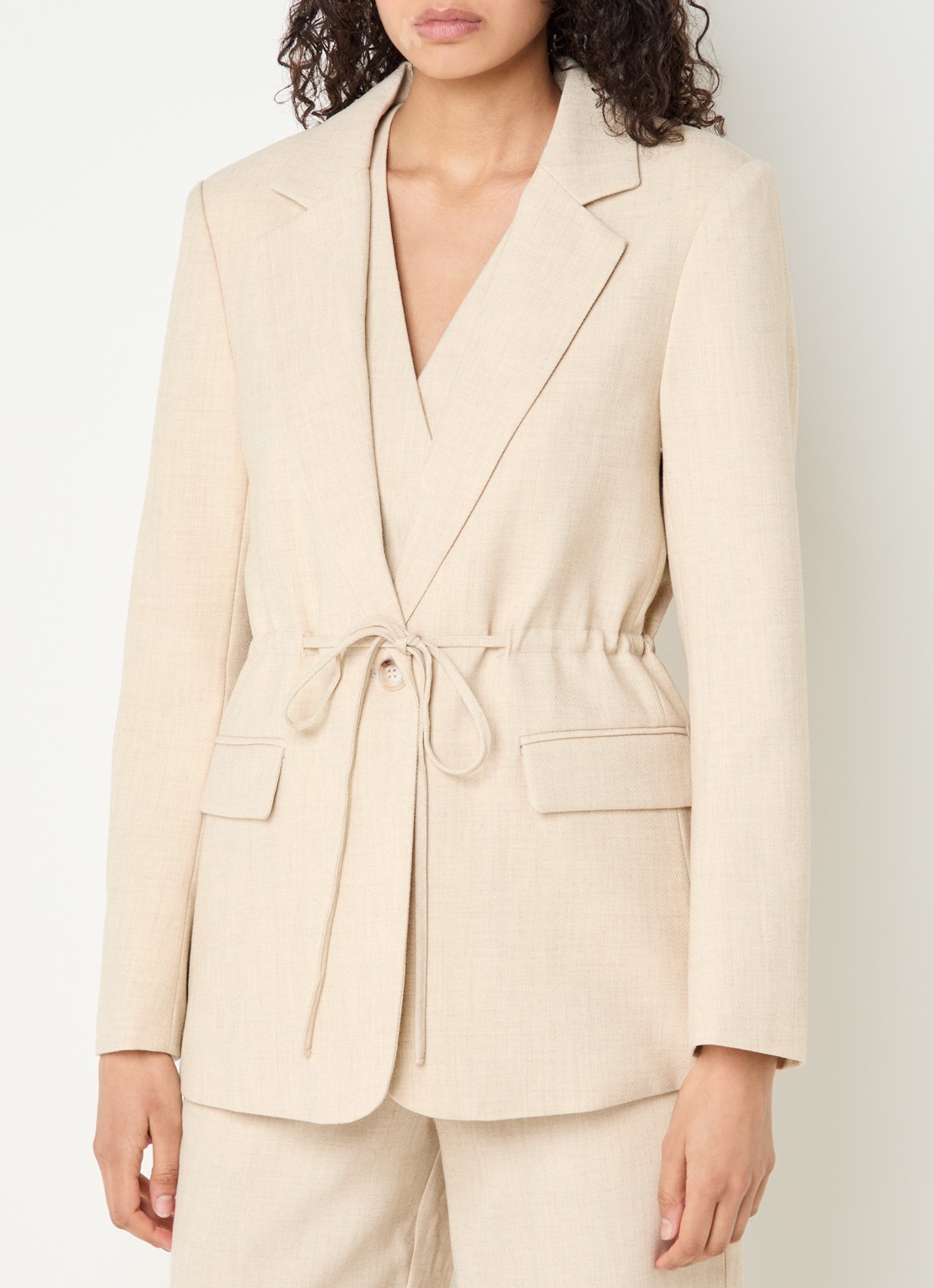 Neo Noir Jemmie blazer met schoudervulling en strikceintuur - detail zand