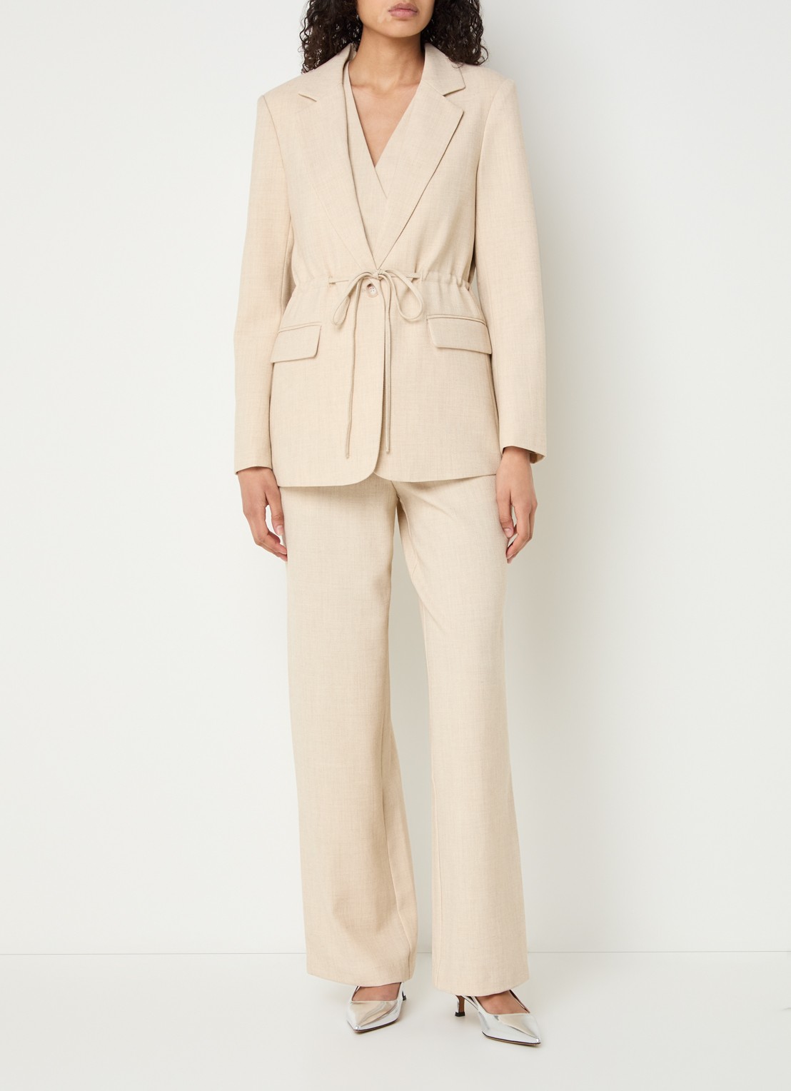 Neo Noir Jemmie blazer met schoudervulling en strikceintuur - voorkant 3 zand