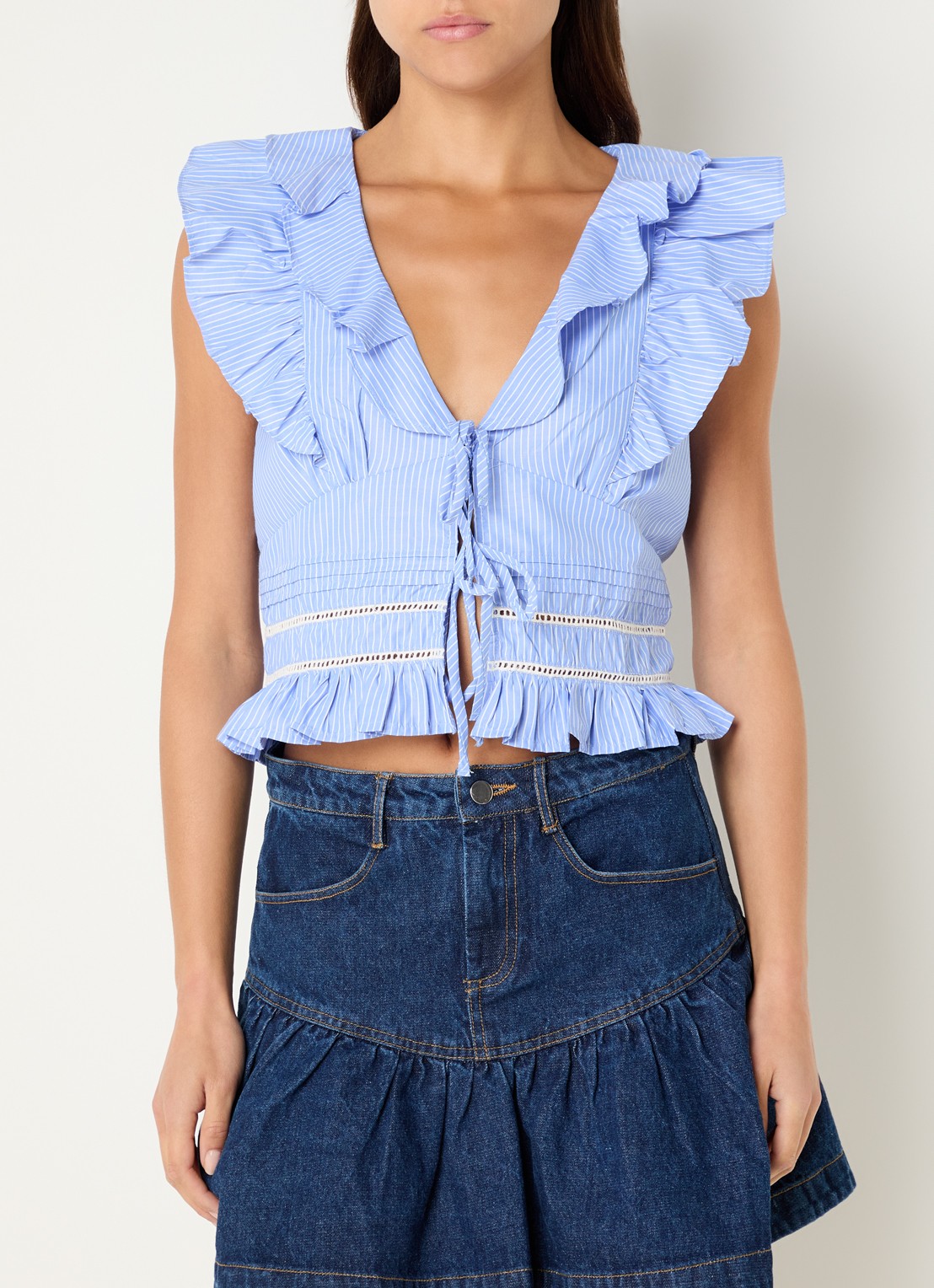 Neo Noir Jolia top met streepprint en volant - detail lichtblauw