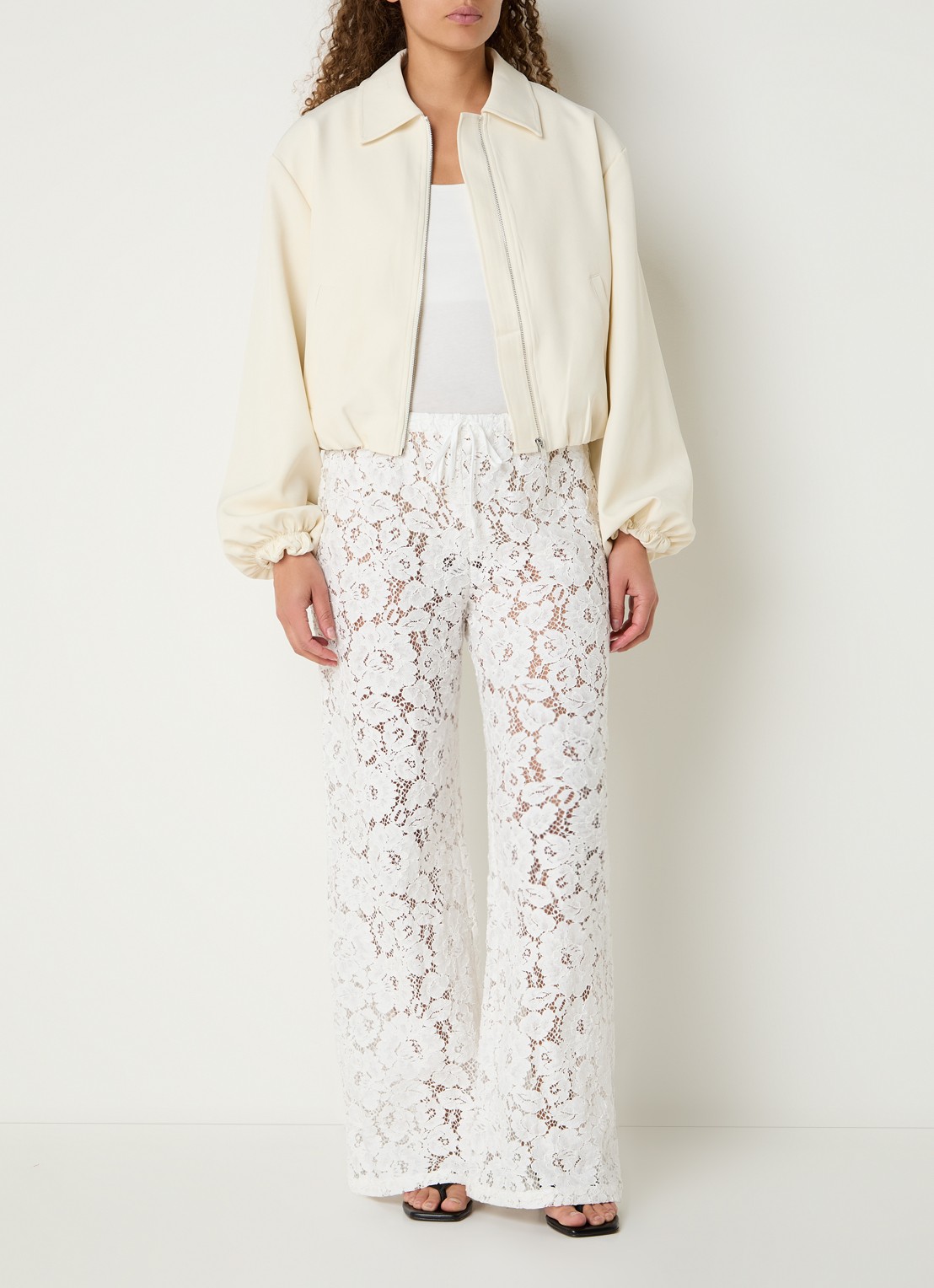 Neo Noir Kelans mid waist flared fit broek van kant  - voorkant 2 gebroken wit