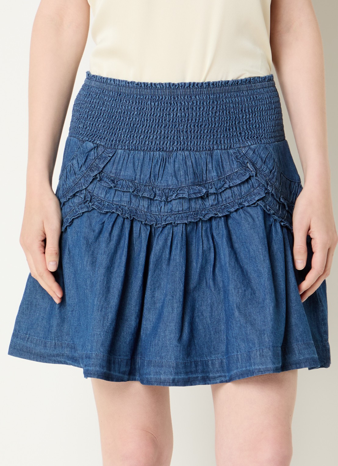 Neo Noir Maliah minirok van denim met smockwerk  - detail indigo