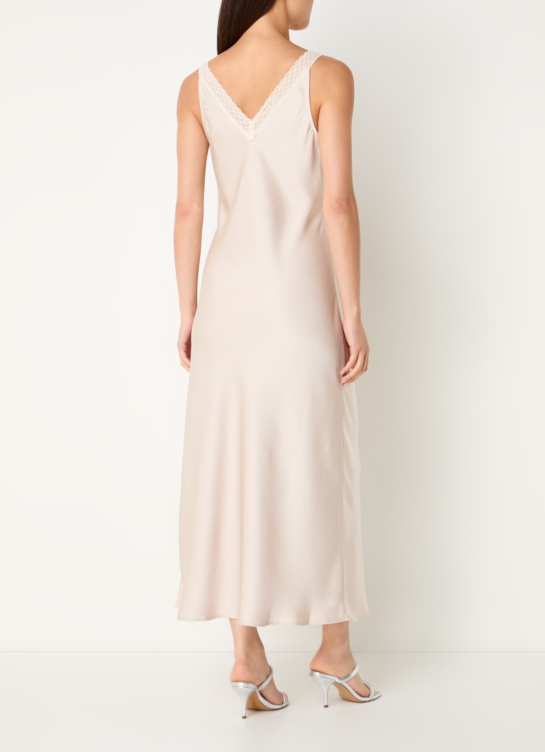 Neo Noir Maxi jurk van satijn met details van kant - achterkant 3 beige