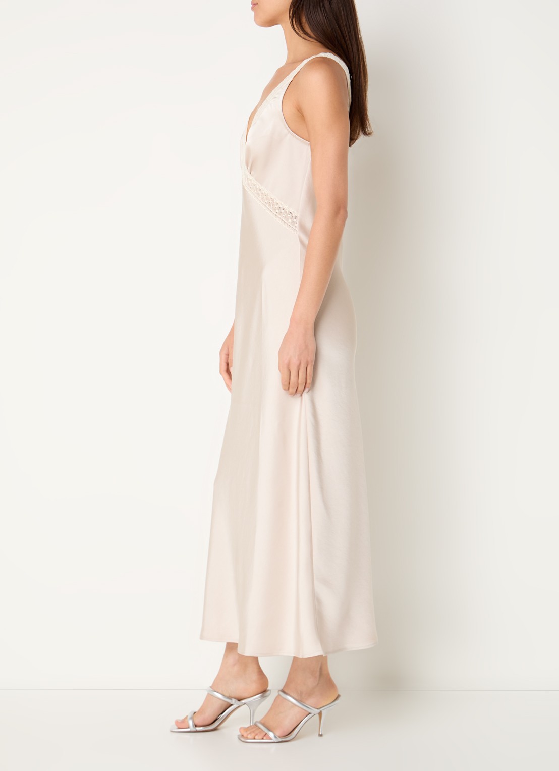 Neo Noir Maxi jurk van satijn met details van kant - voorkant 2 beige