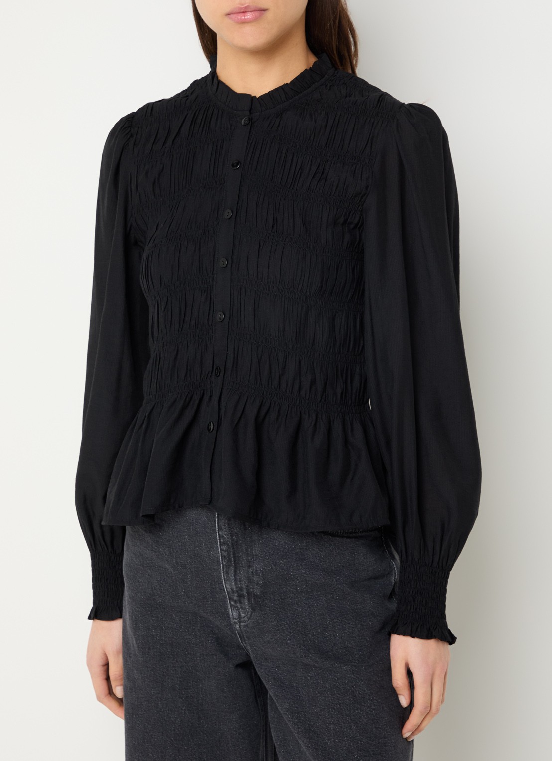 Neo Noir Mocca blouse met smockwerk en ballonmouw - detail 2 zwart