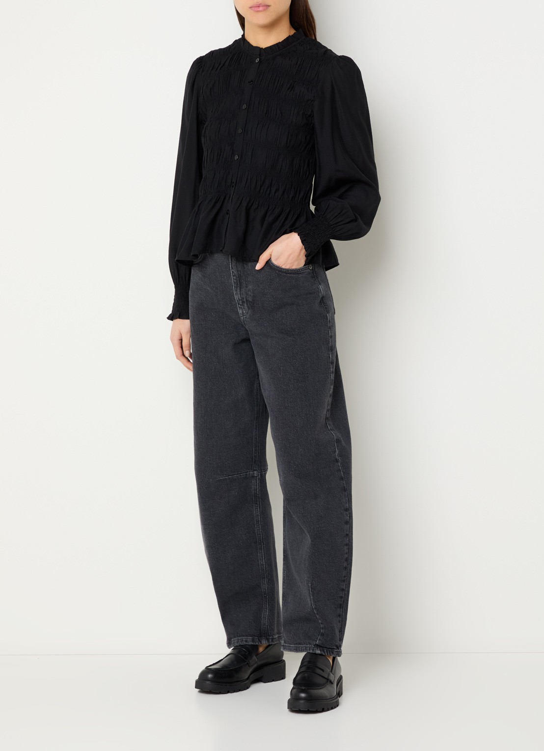Neo Noir Mocca blouse met smockwerk en ballonmouw - voorkant 4 zwart