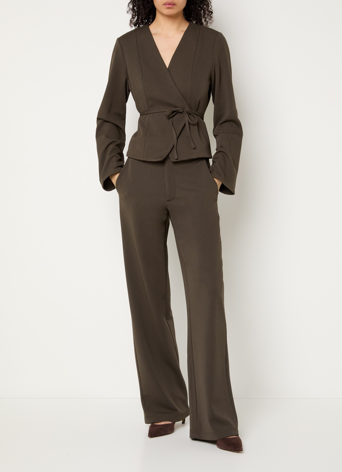 Neo Noir Nathalie high waist straight fit pantalon met steekzakken - voorkant 3 donkerbruin