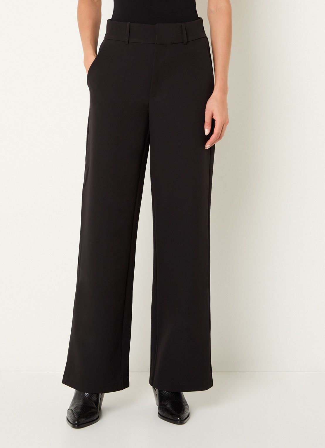 Neo Noir Nathalie high waist straight fit pantalon met steekzakken - detail zwart