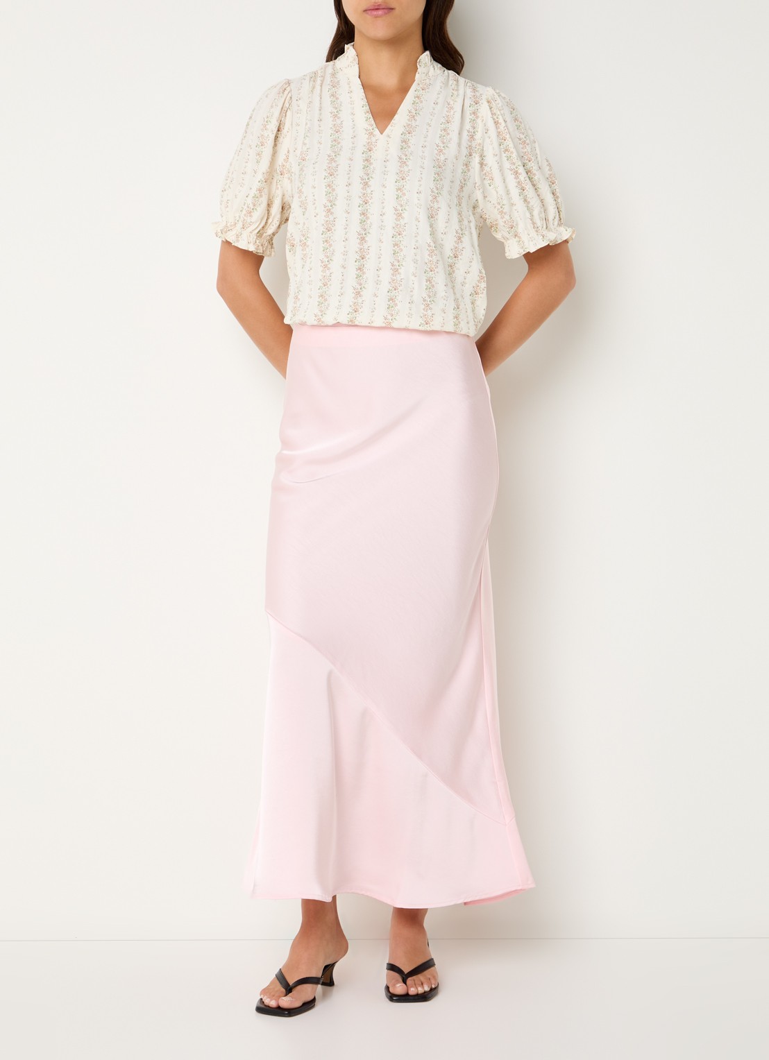 Neo Noir Ninad high waist midi A-lijn rok van satijn  - voorkant 4 lichtroze