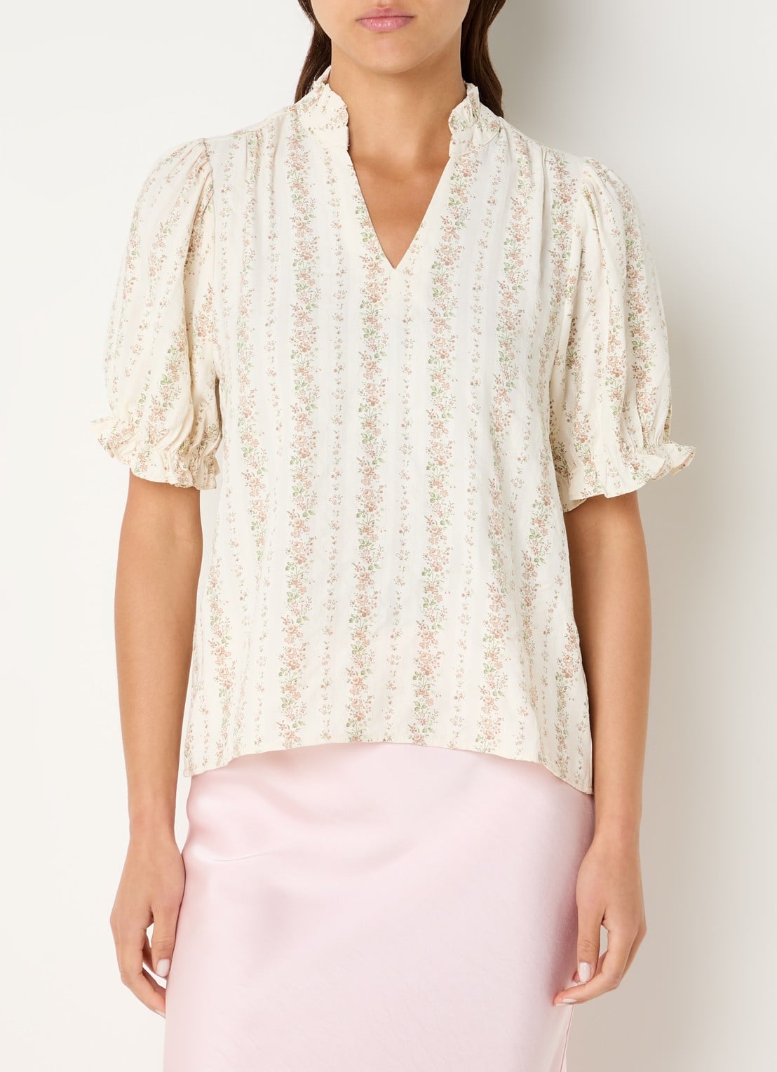 Neo Noir Odesa blouse met bloemenprint en volant  - detail 3 gebroken wit