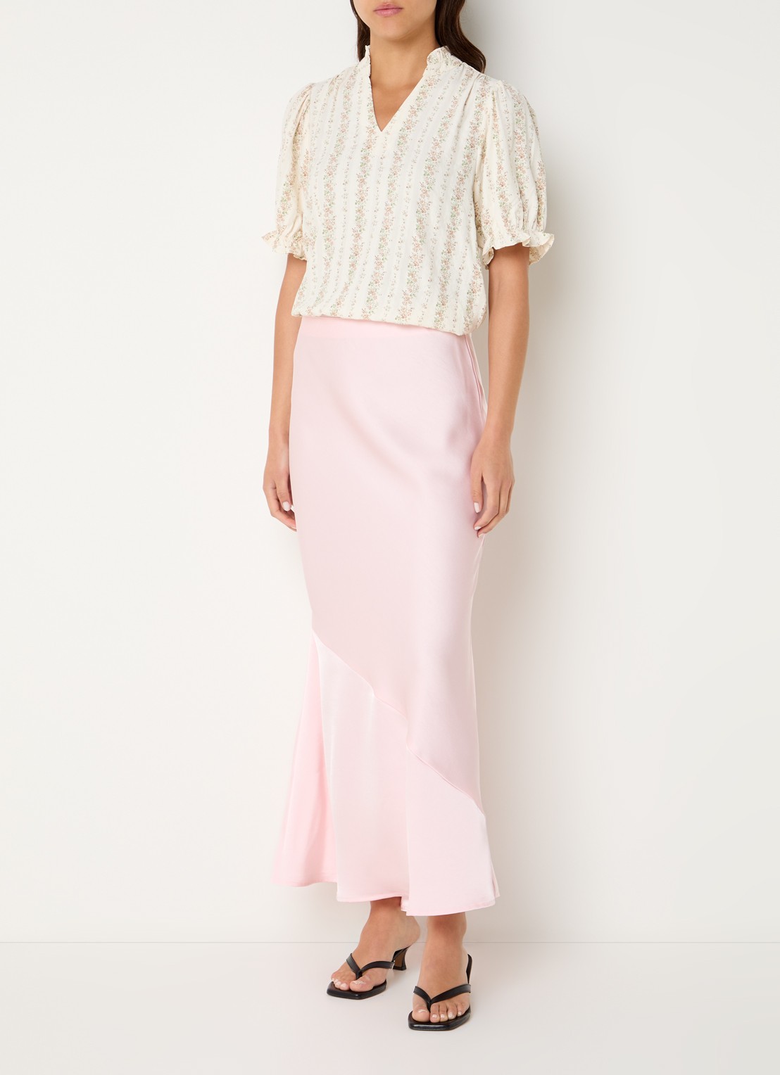 Neo Noir Odesa blouse met bloemenprint en volant  - voorkant 2 gebroken wit
