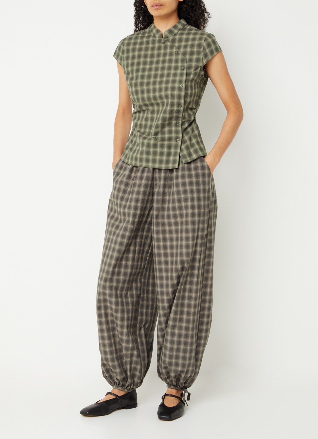Neo Noir Pascale blouse met ruitdessin - voorkant 4 legergroen