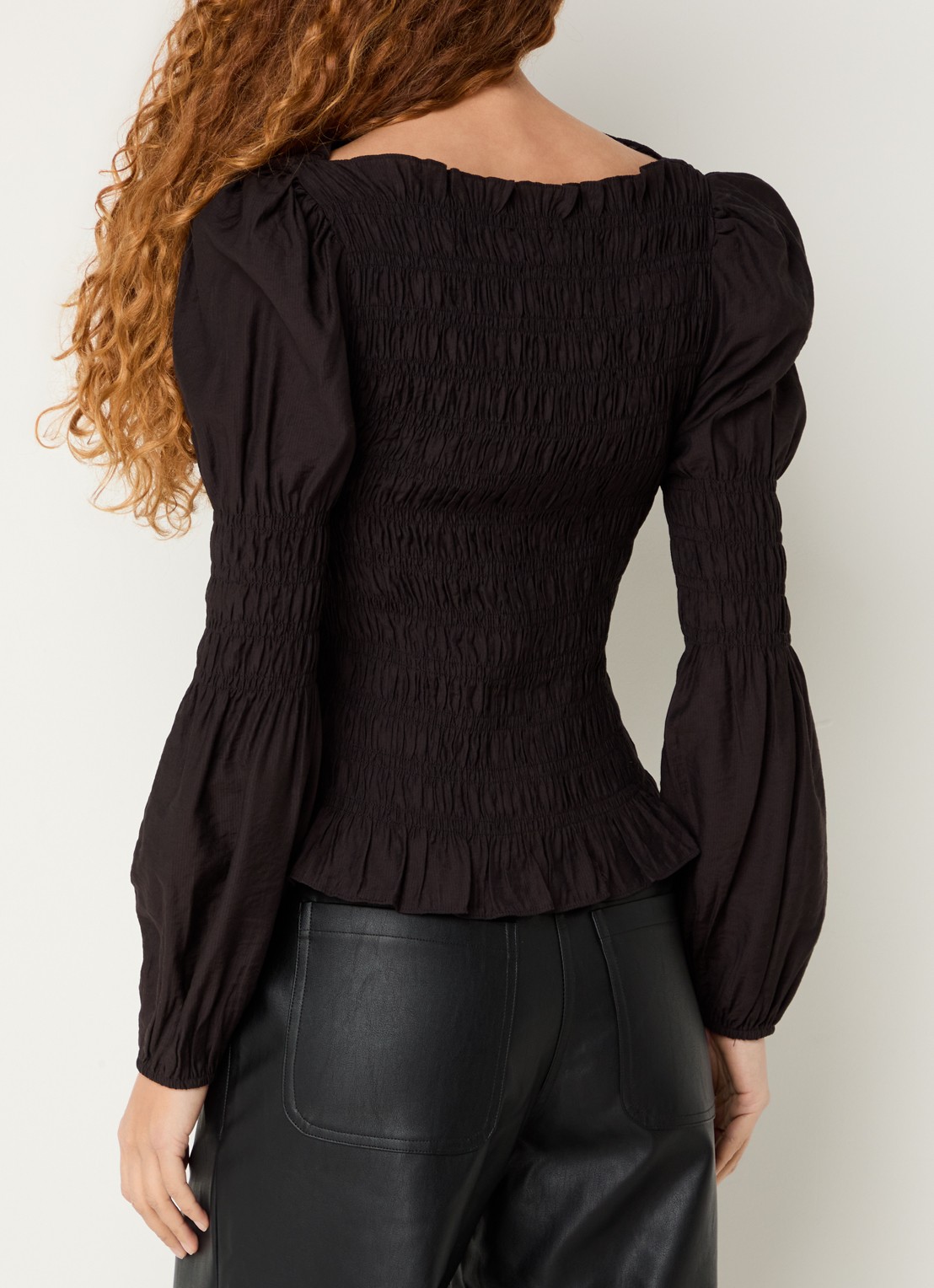 Neo Noir Polka top met smockwerk  - achterkant 4 zwart