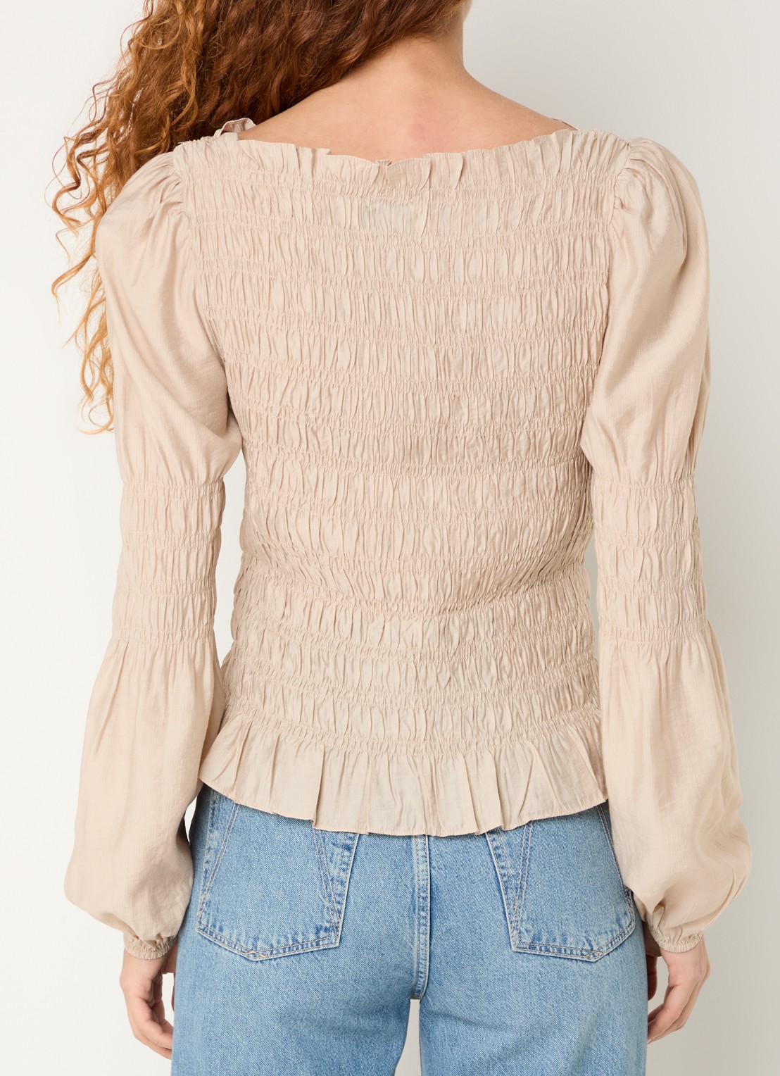 Neo Noir Polka top met smockwerk  - achterkant zand