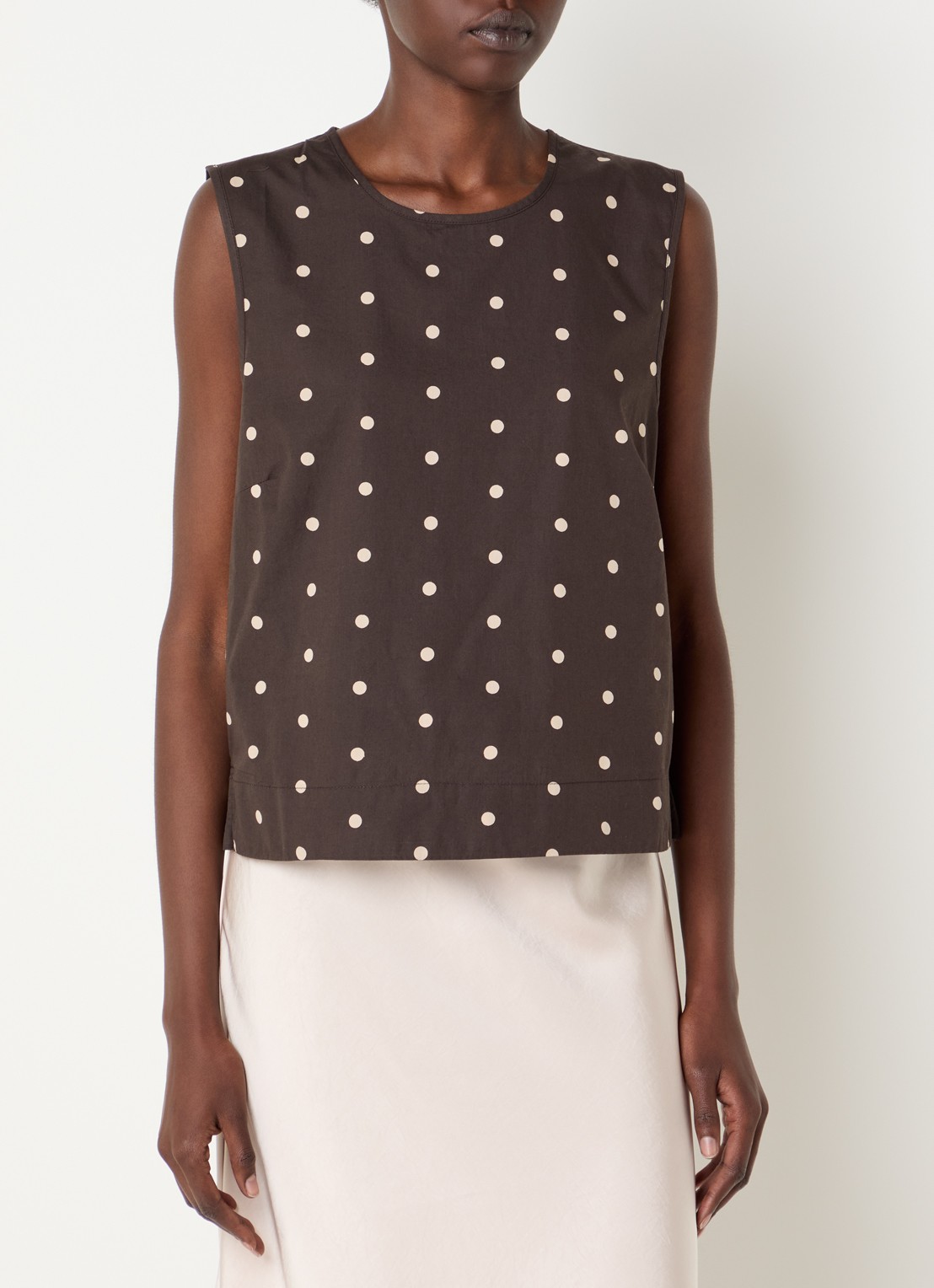 Neo Noir Polly mouwloze top met stippenprint - detail 2 donkerbruin