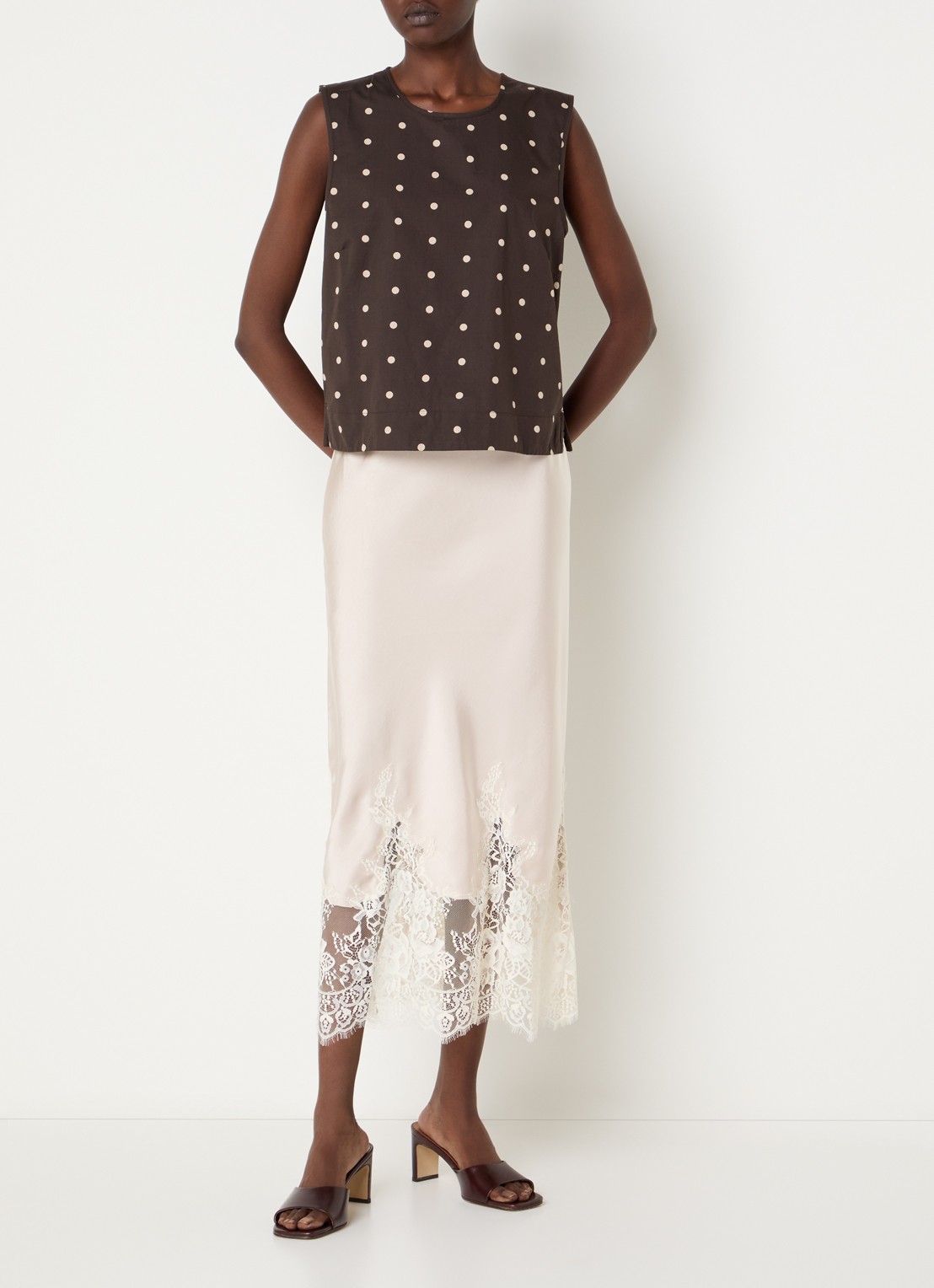 Neo Noir Polly mouwloze top met stippenprint - voorkant 4 donkerbruin