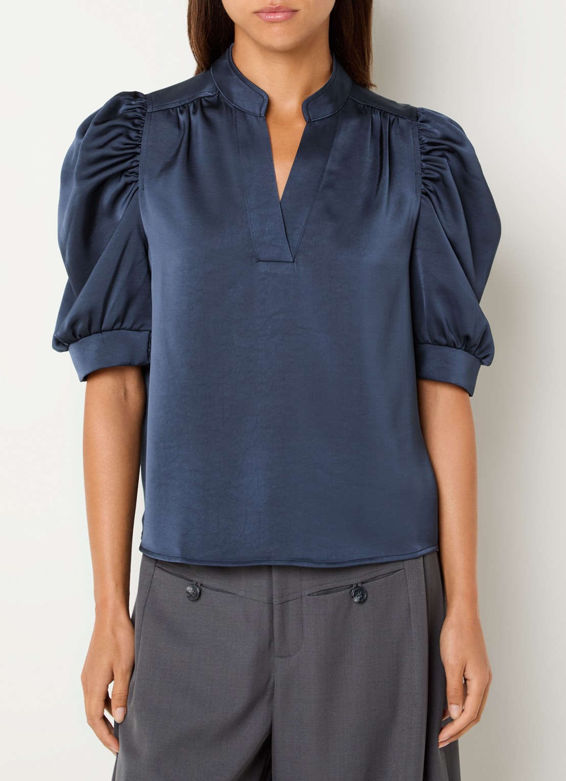 Neo Noir Roella top van satijn met pofmouw - detail 4 donkerblauw
