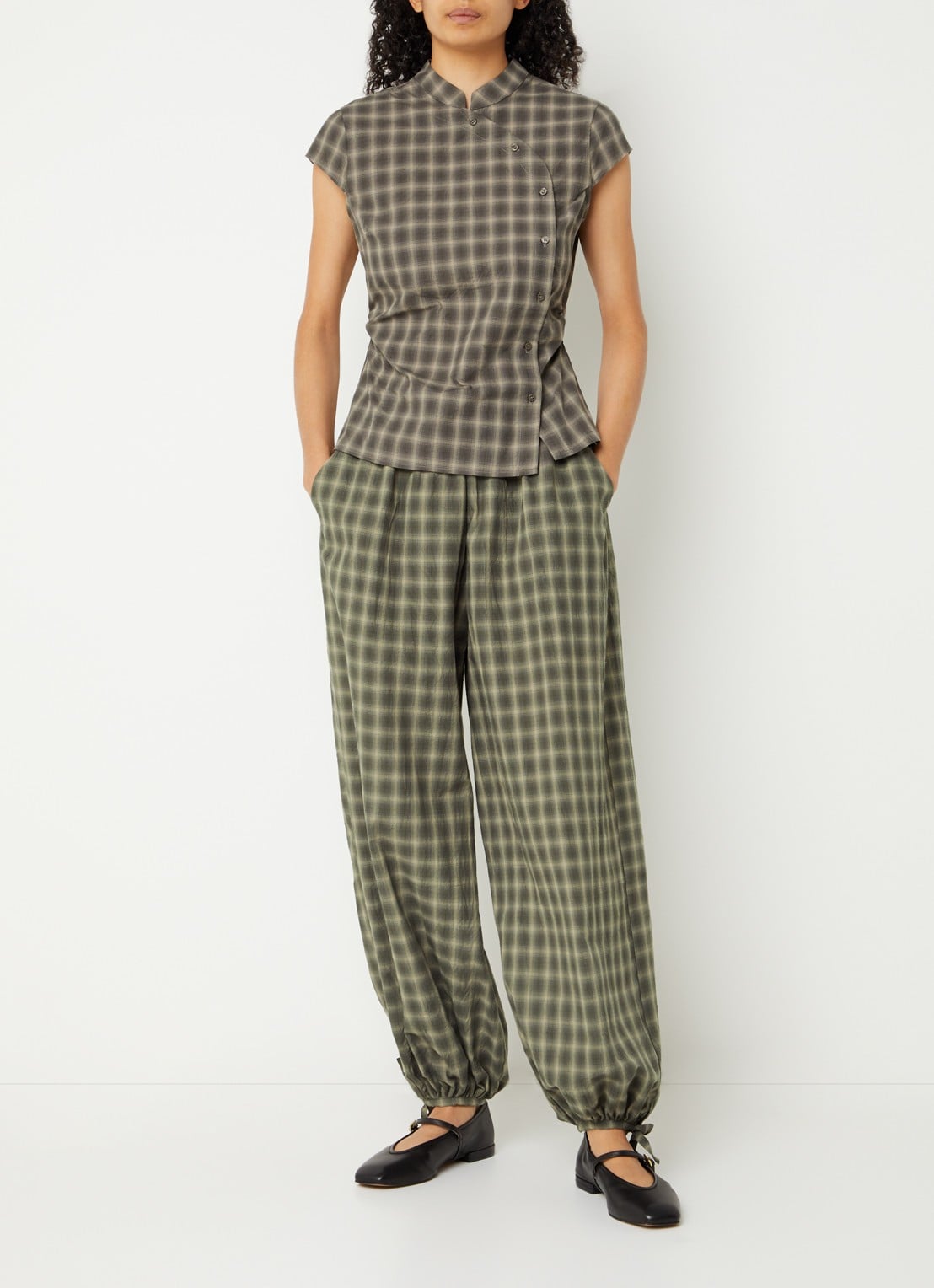 Neo Noir Roxane high waist tapered fit broek met ruitdessin - voorkant 2 legergroen