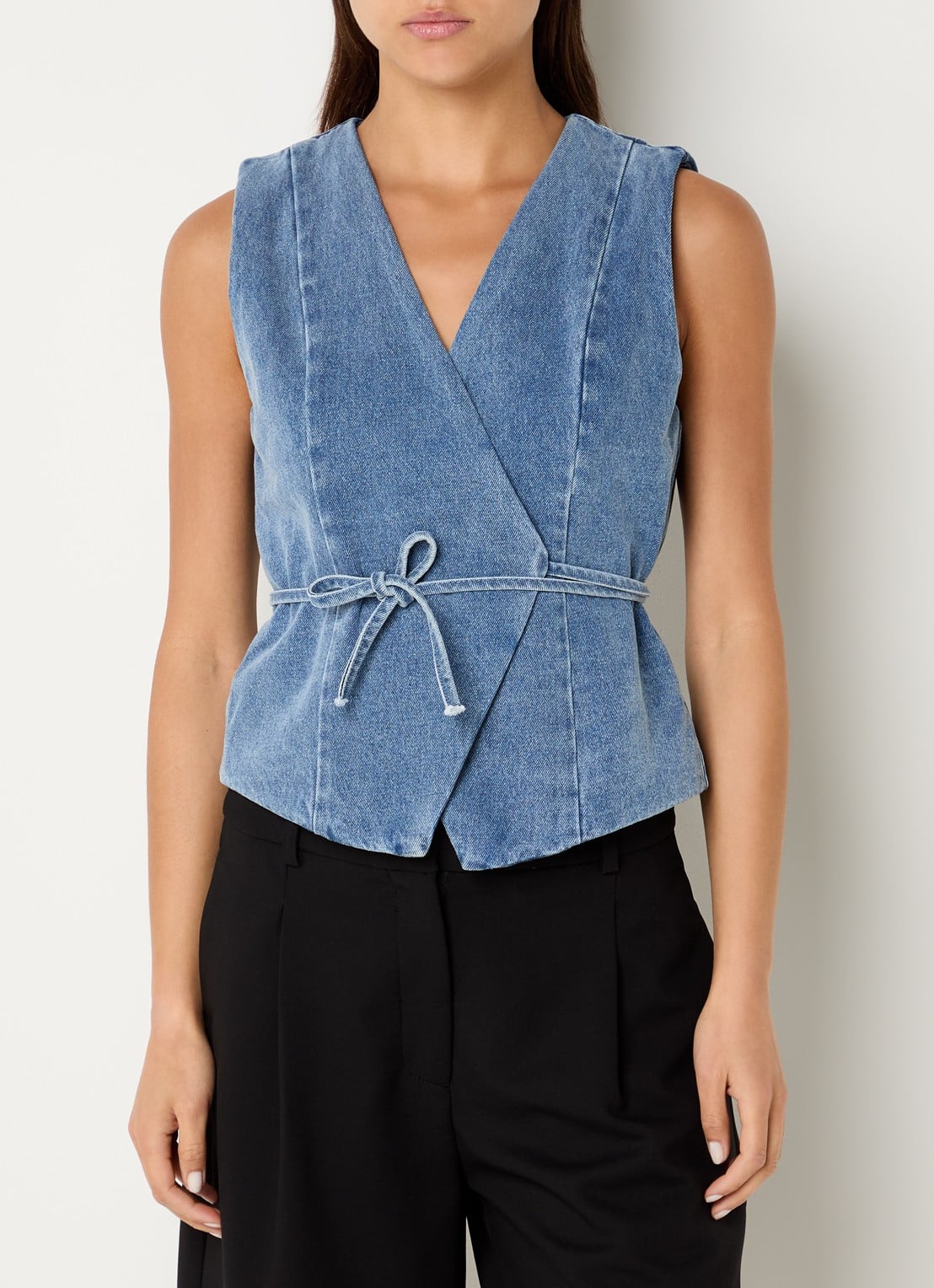 Neo Noir Samara gilet met striksluiting - detail blauw