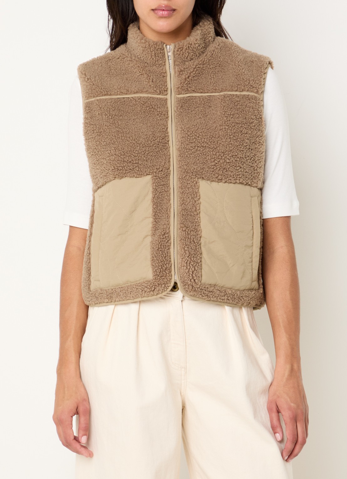 Neo Noir Scout bodywarmer van imitatiebont met steekzakken - detail 3 zand
