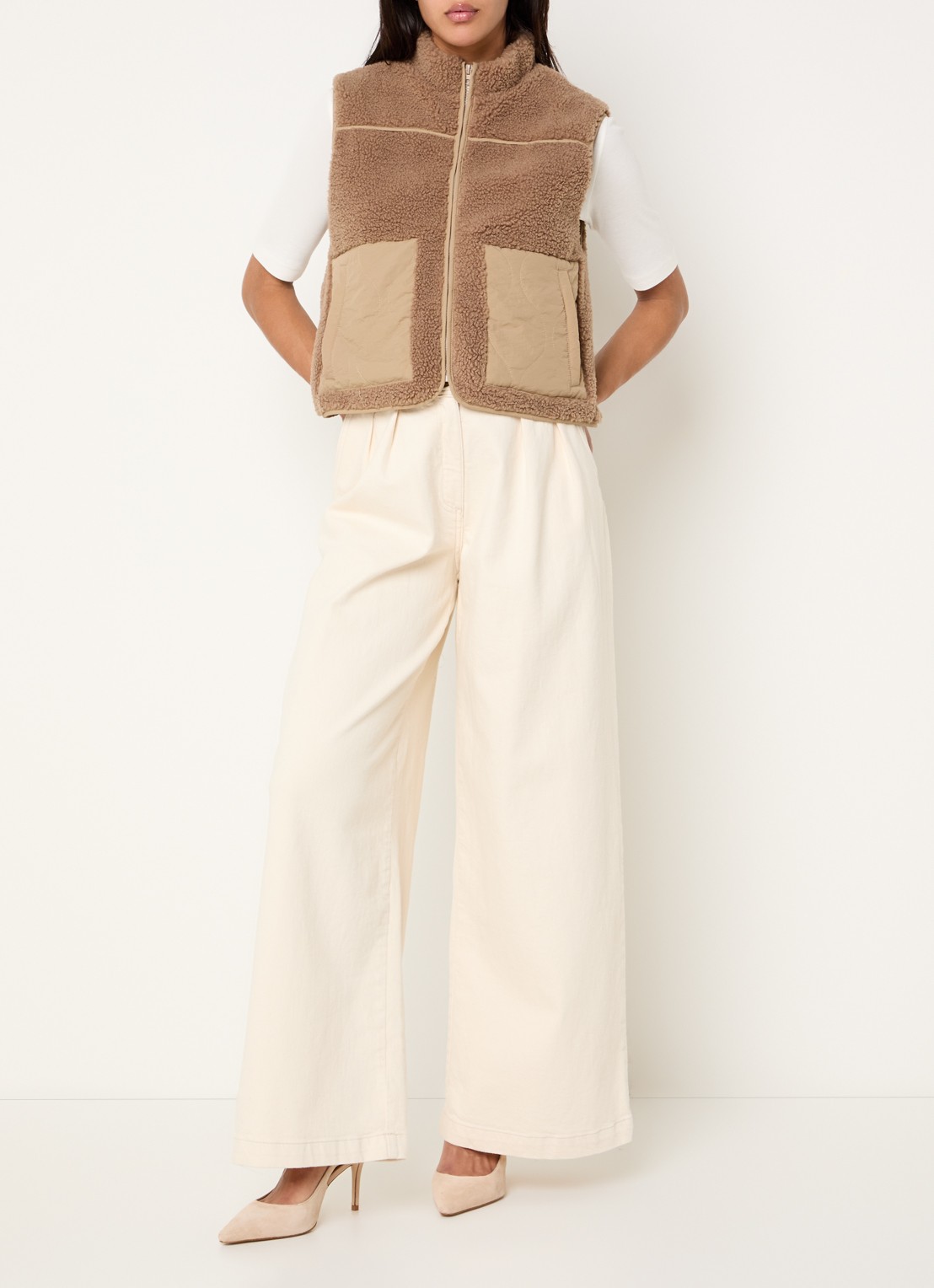 Neo Noir Scout bodywarmer van imitatiebont met steekzakken - voorkant 2 zand