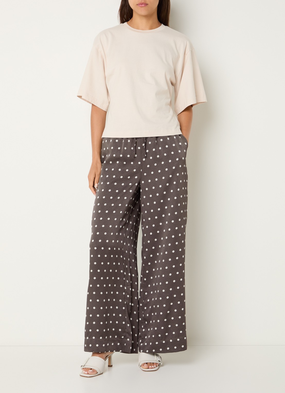 Neo Noir Sebba high waist wide fit pantalon met stippenprint - voorkant 2 donkerbruin