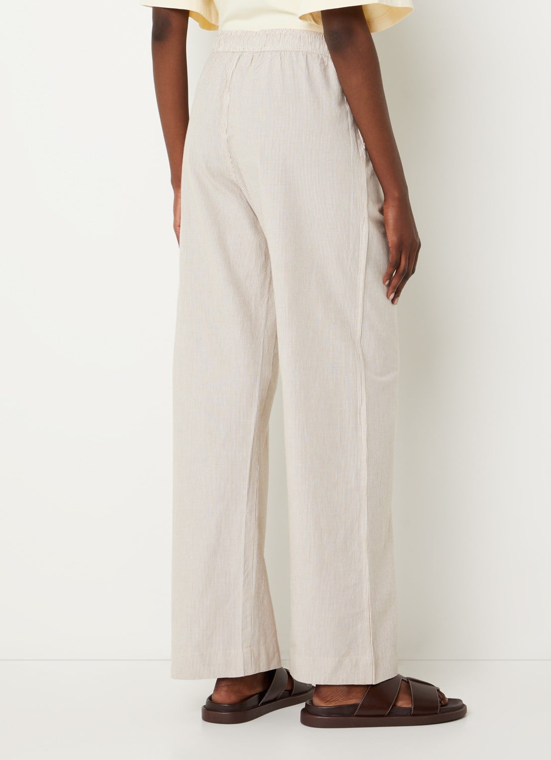 Neo Noir Sonar mid waist loose fit broek met streepprint en steekzakken - achterkant zand