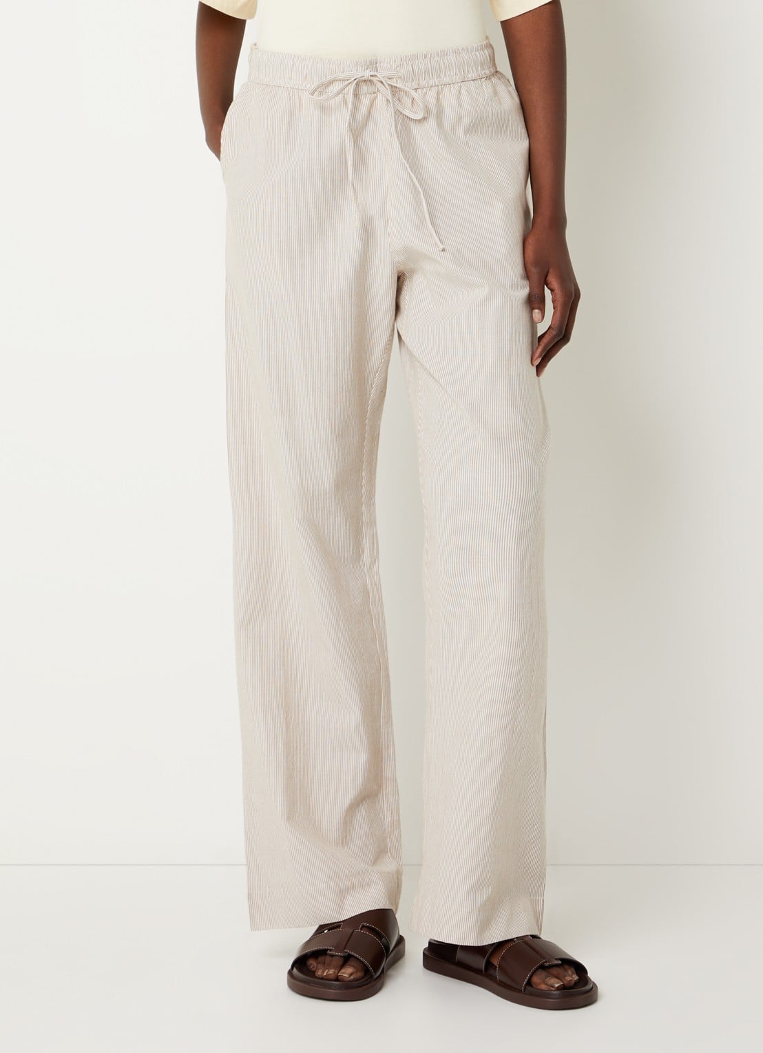 Neo Noir Sonar mid waist loose fit broek met streepprint en steekzakken - detail 2 zand