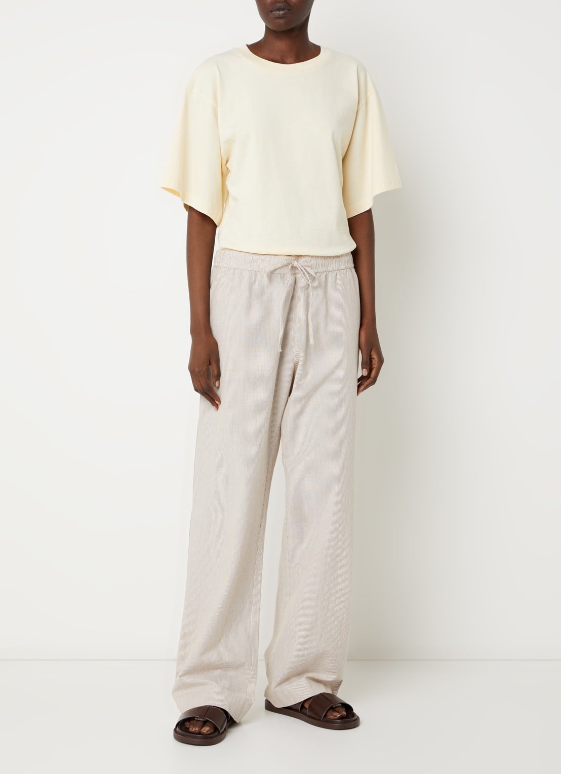 Neo Noir Sonar mid waist loose fit broek met streepprint en steekzakken - voorkant 4 zand