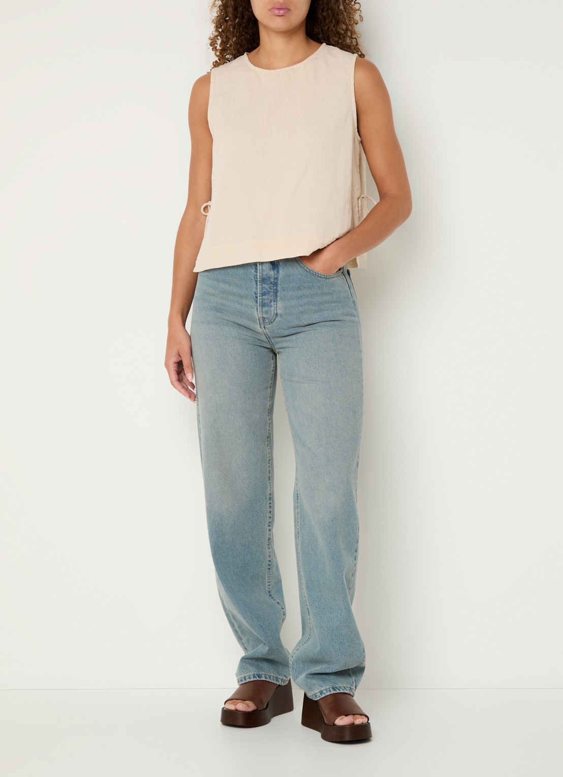 Neo Noir Svetlana top in linnenblend met strikdetail - voorkant 2 zand