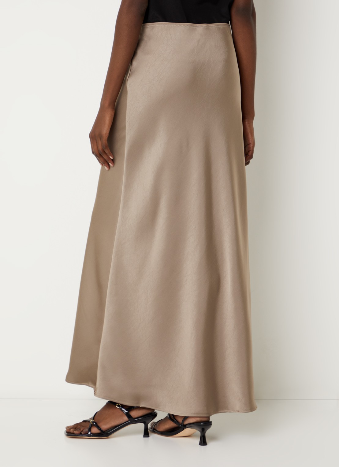 Neo Noir Vicky maxi rok van satijn - achterkant taupe