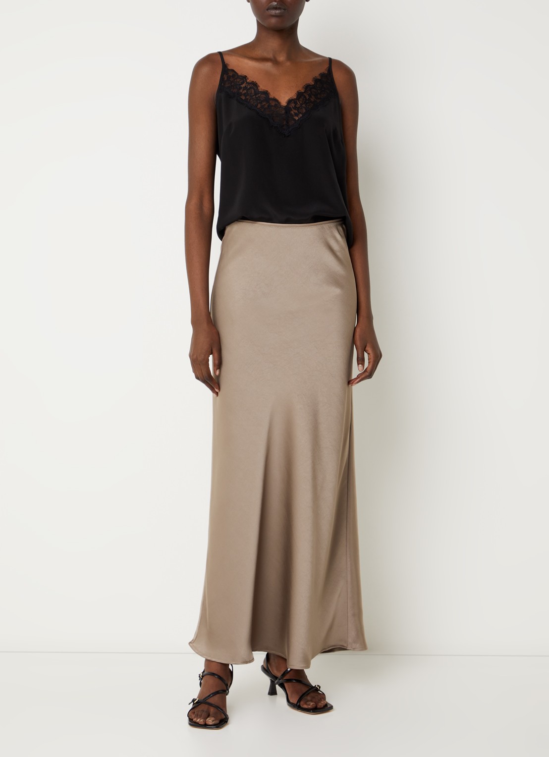 Neo Noir Vicky maxi rok van satijn - voorkant 3 taupe