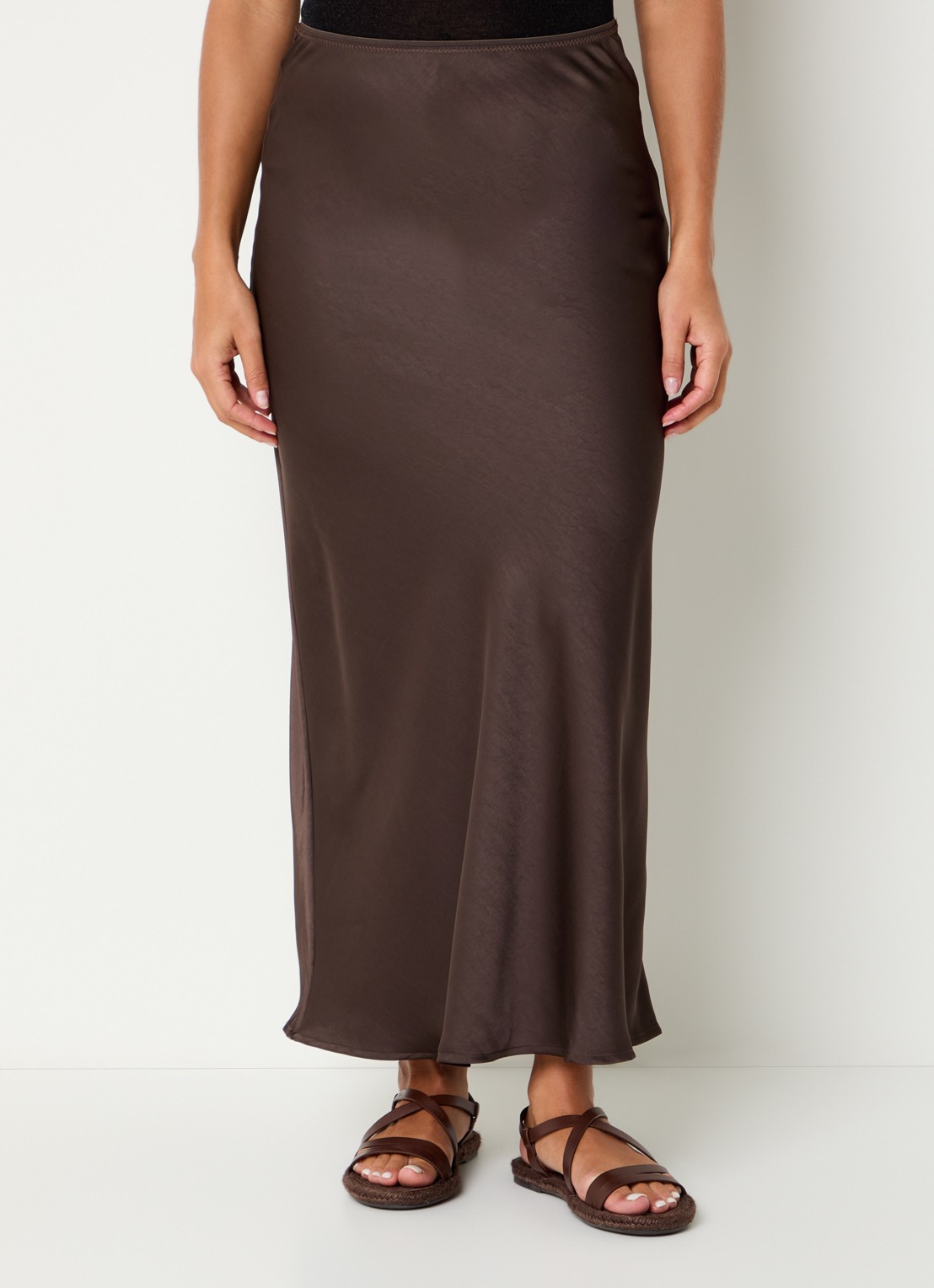 Neo Noir Vicky maxi rok van satijn - detail 2 donkerbruin