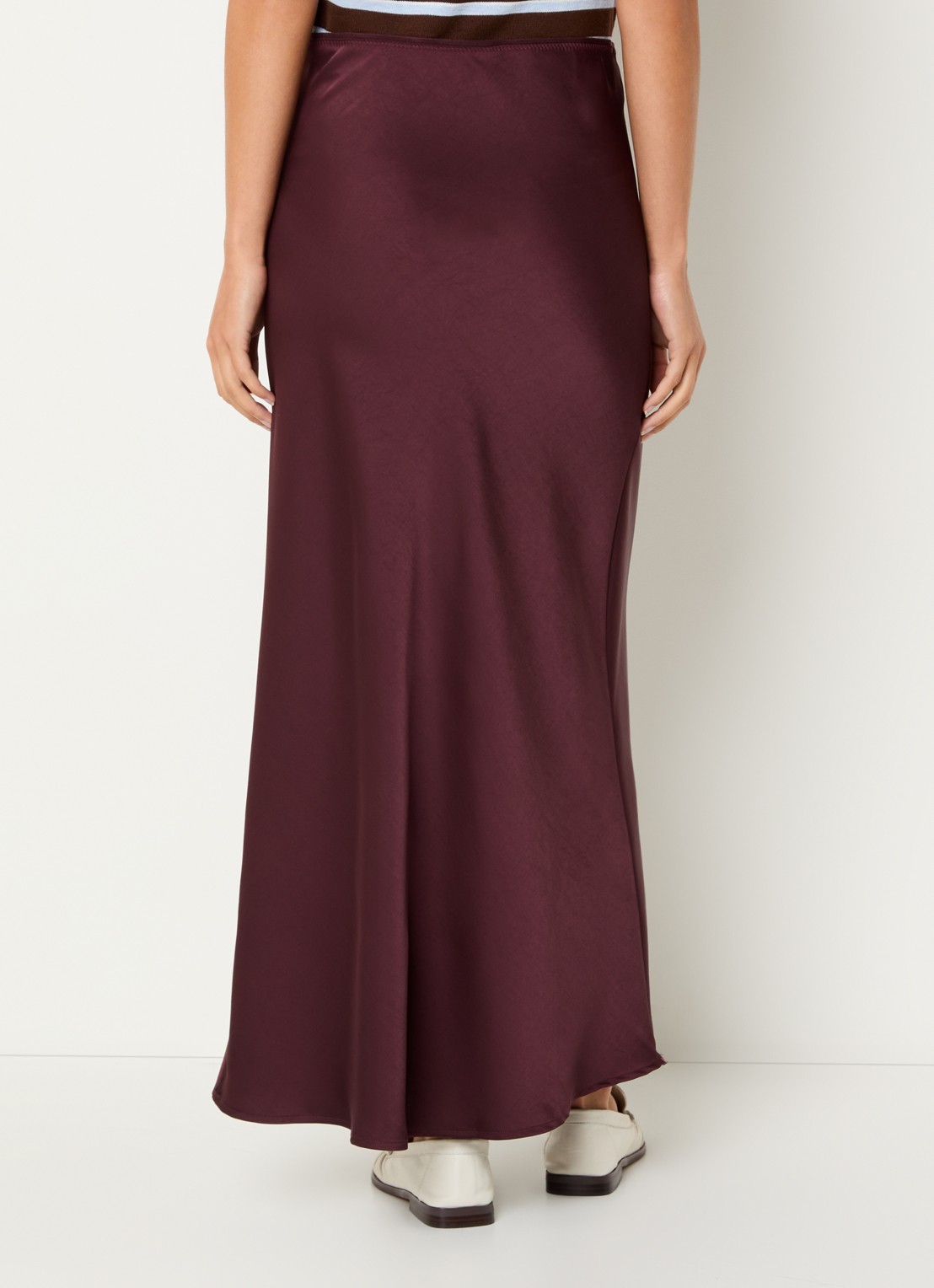 Neo Noir Vicky maxi rok van satijn - achterkant bordeauxrood