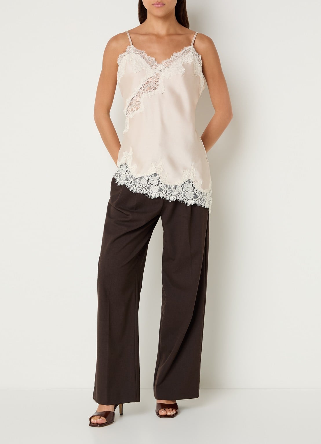Neo Noir Viole pyjamatop van satijn met details van kant - voorkant 4 beige