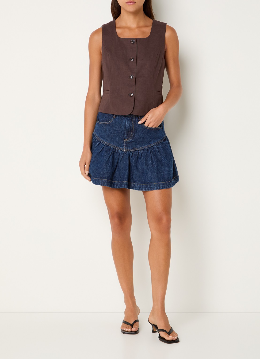 Neo Noir Yula gilet in linnenblend - voorkant 4 donkerbruin