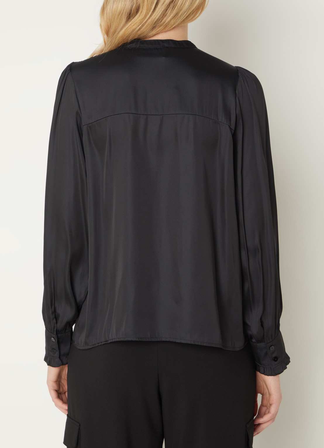 Neo Noir Zola blouse van satijn met plissé - achterkant 5 zwart