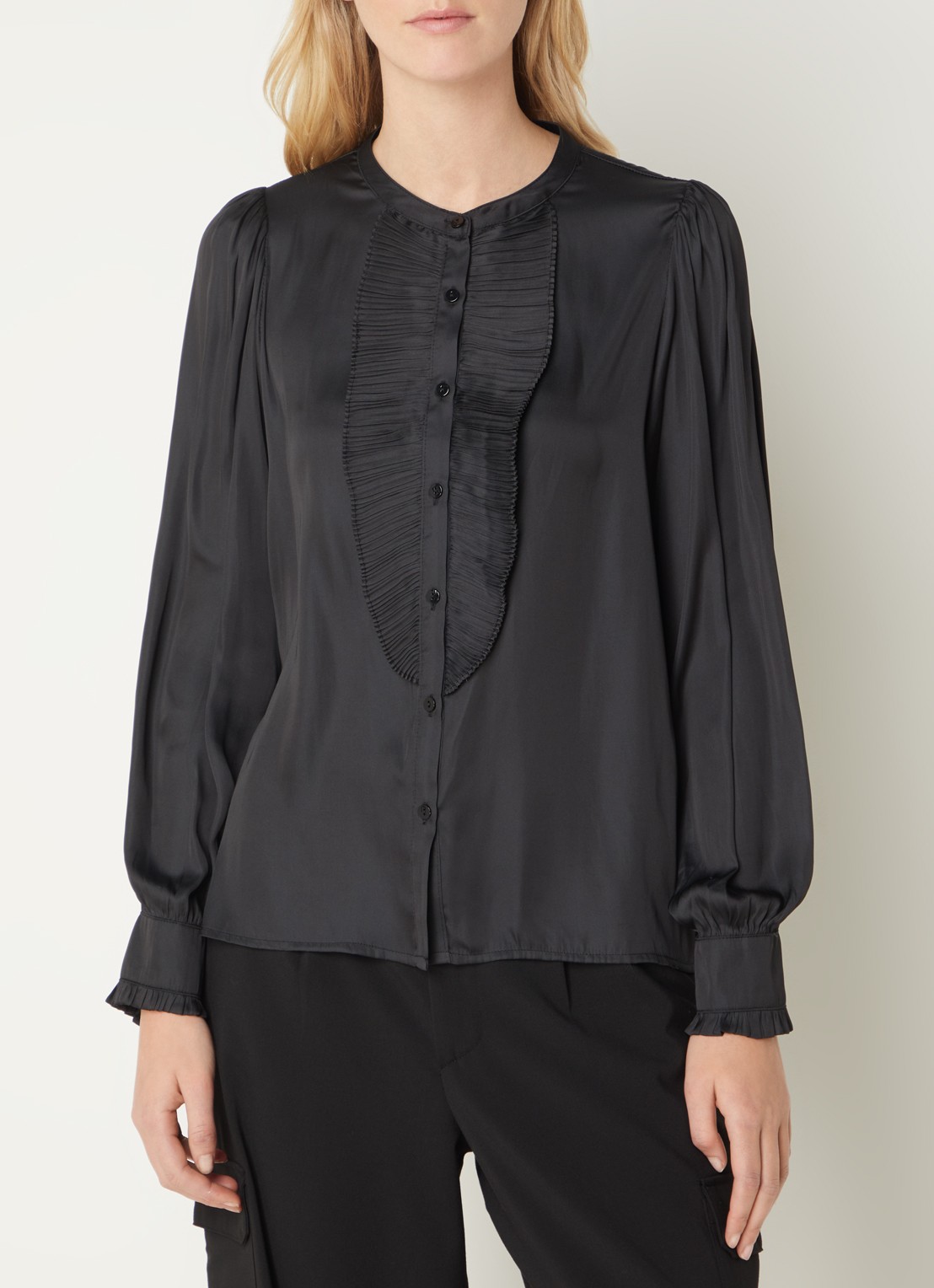 Neo Noir Zola blouse van satijn met plissé - detail 3 zwart