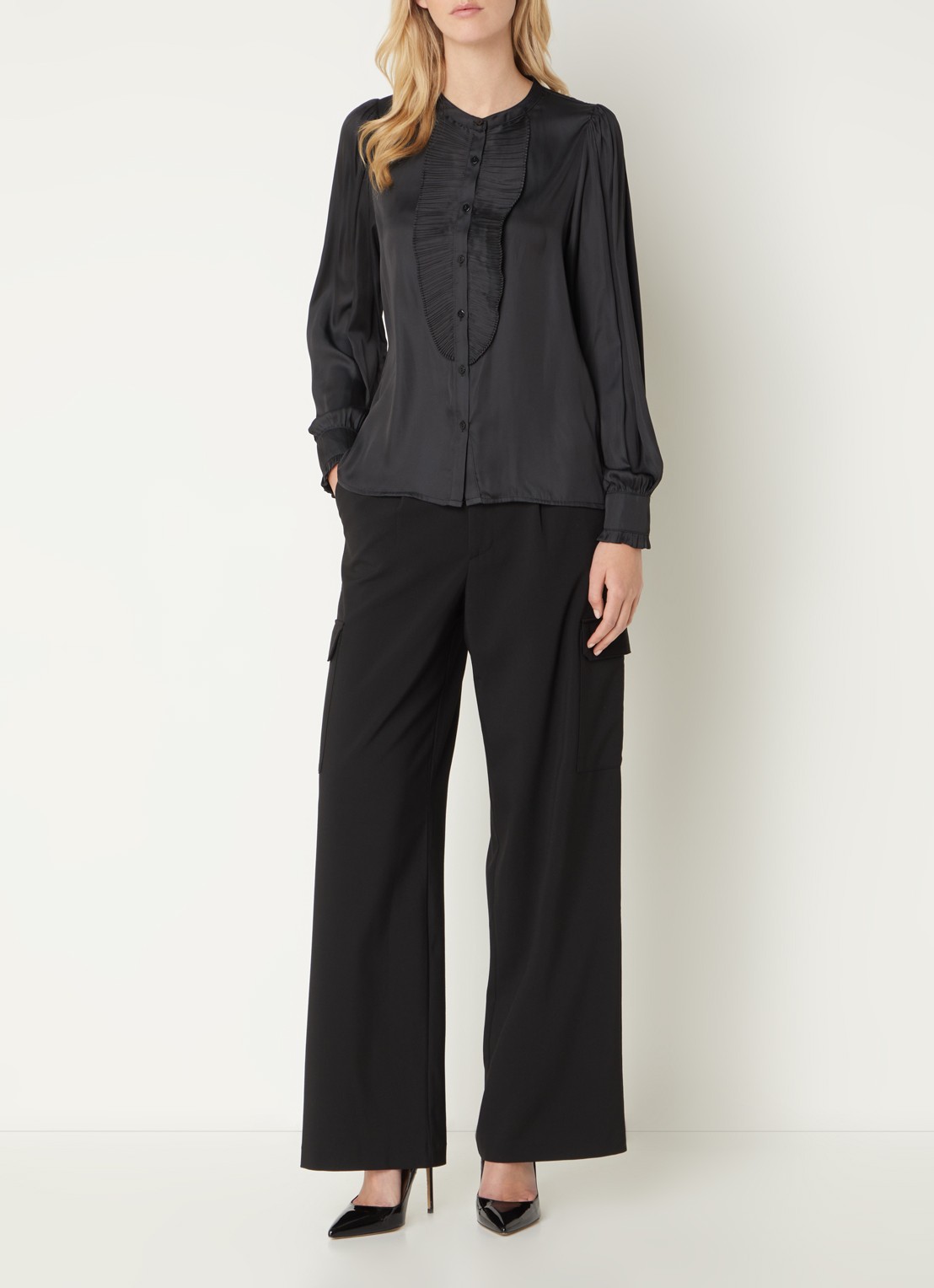 Neo Noir Zola blouse van satijn met plissé - voorkant 2 zwart