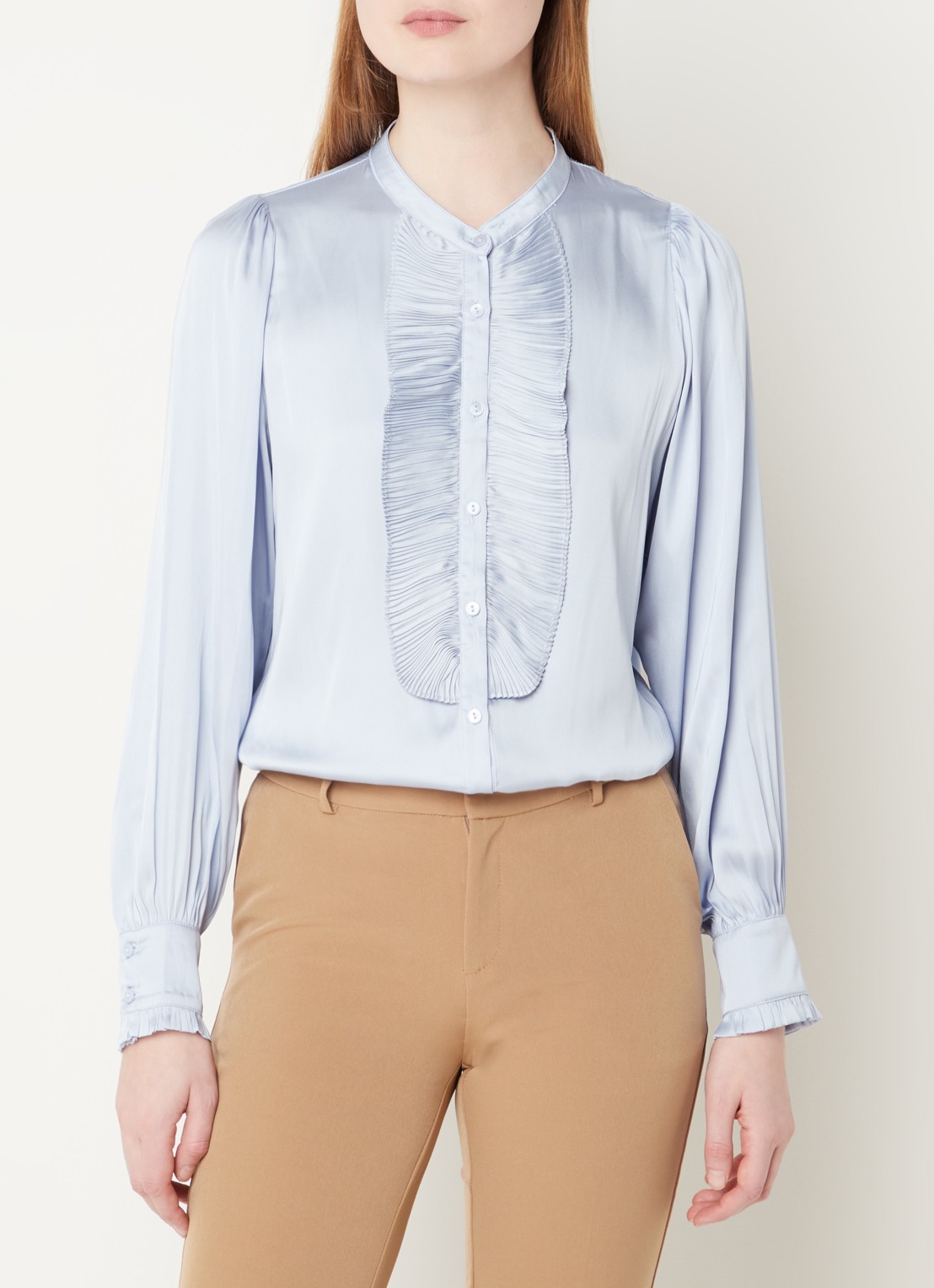 Neo Noir Zola blouse van satijn met plissé - detail 3 lichtblauw