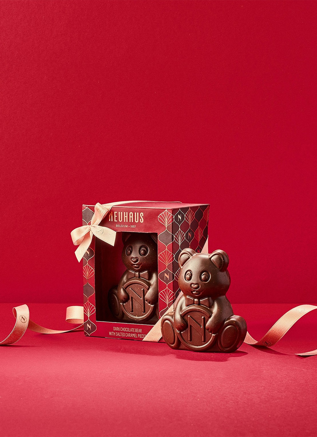Neuhaus Bear pure chocoladereep met gezouten karamel 100 gram - achterkant beige
