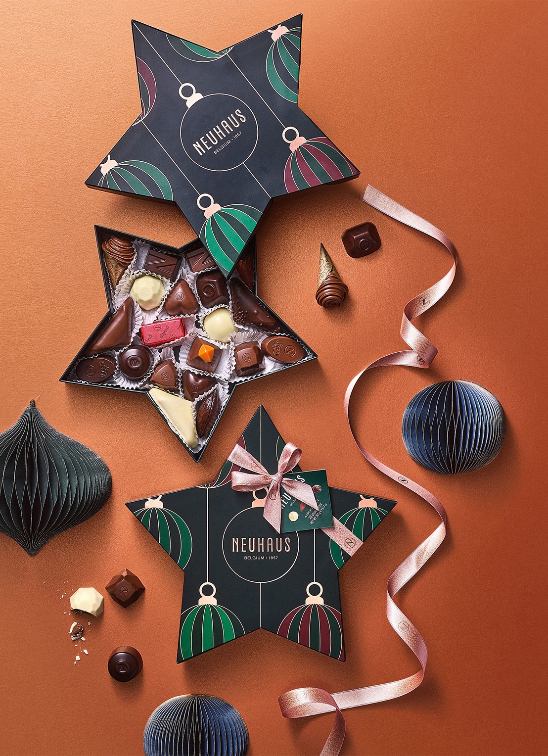 Neuhaus Christmas Star Box chocolade bonbons in geschenkverpakking 20 stuks - achterkant donkergroen