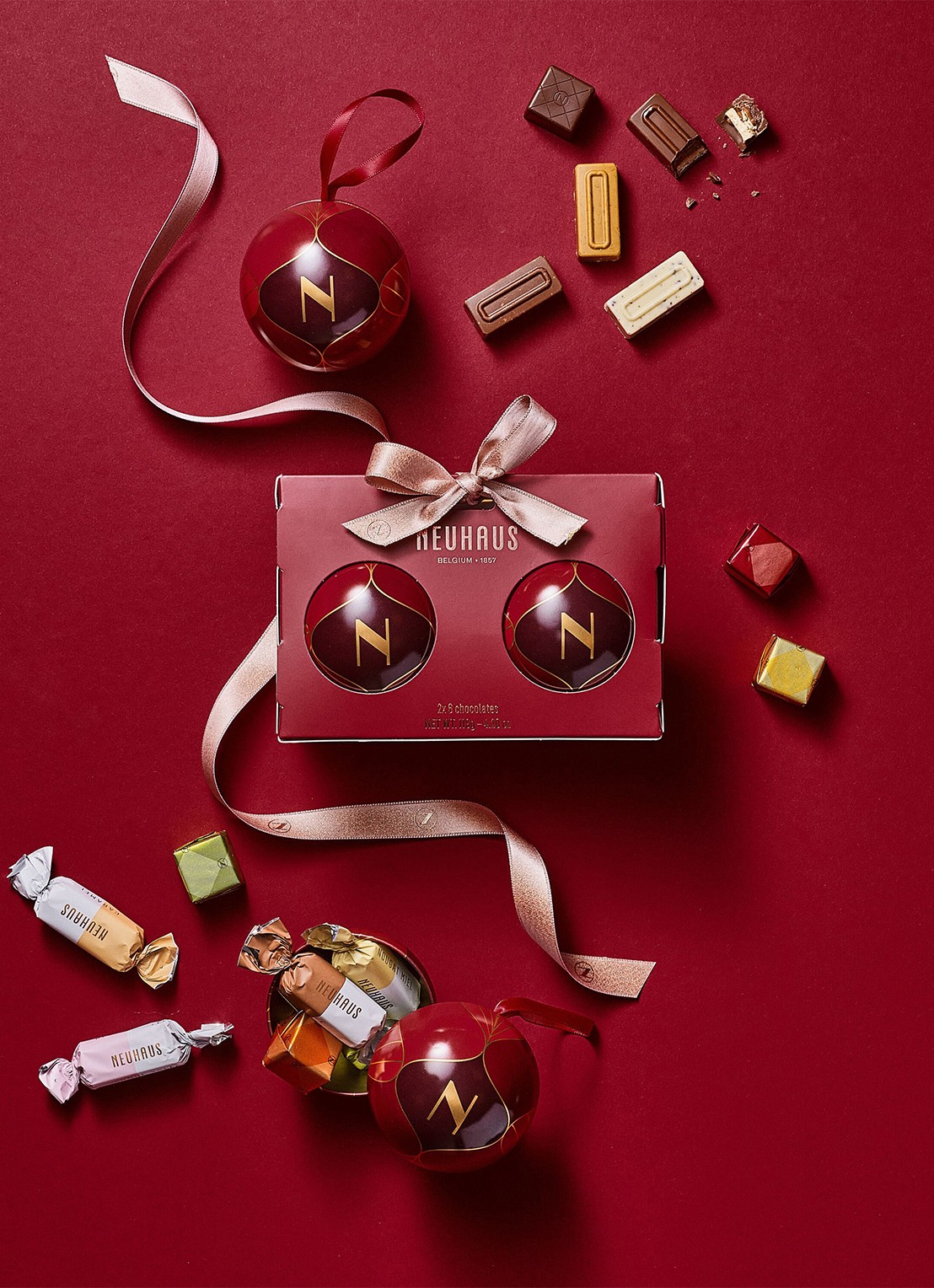 Neuhaus Kerstballen met chocolade bonbons in geschenkverpakking 12 stuks - achterkant undefined