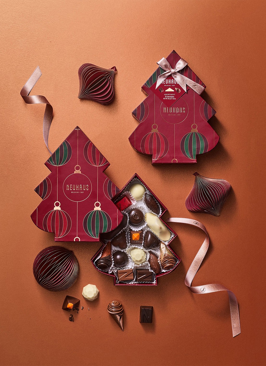 Neuhaus Kerstboom chocolade bonbons in geschenkverpakking 16 stuks - achterkant rood