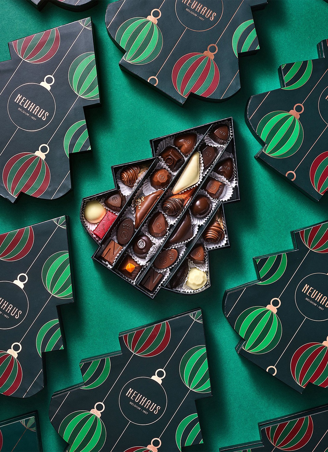 Neuhaus Kerstboom chocolade bonbons in geschenkverpakking 27 stuks - detail donkergroen