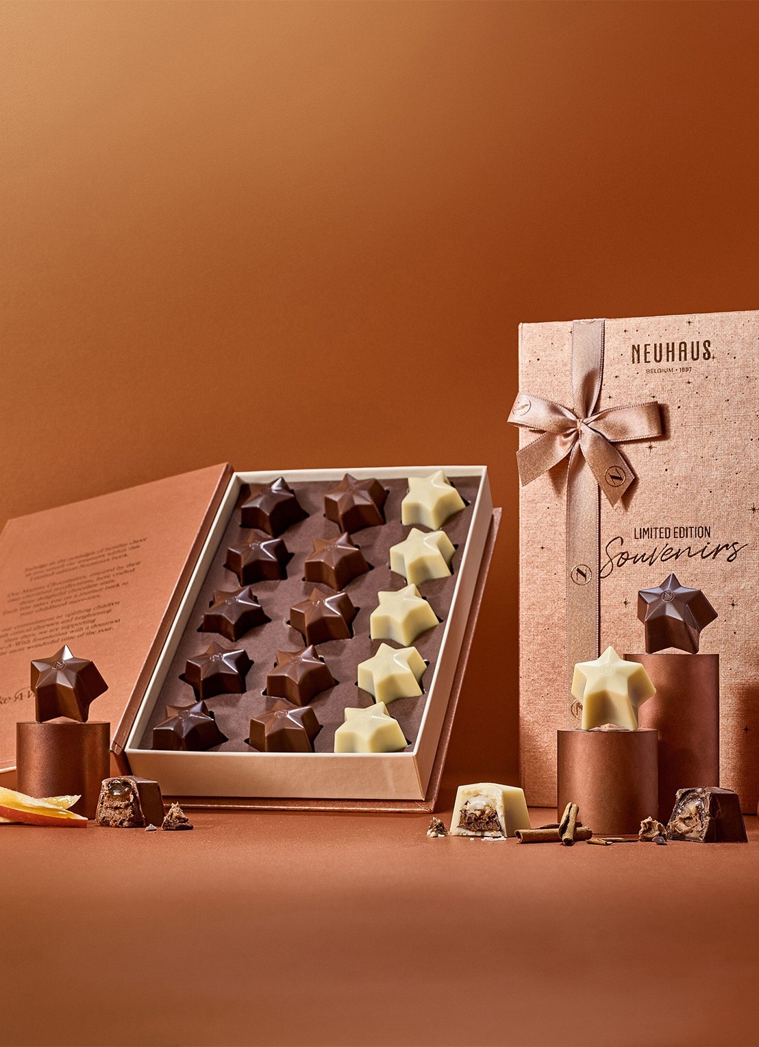 Neuhaus Limited Edition Souvenirs chocolade bonbons in geschenkverpakking 15 stuks - detail beige
