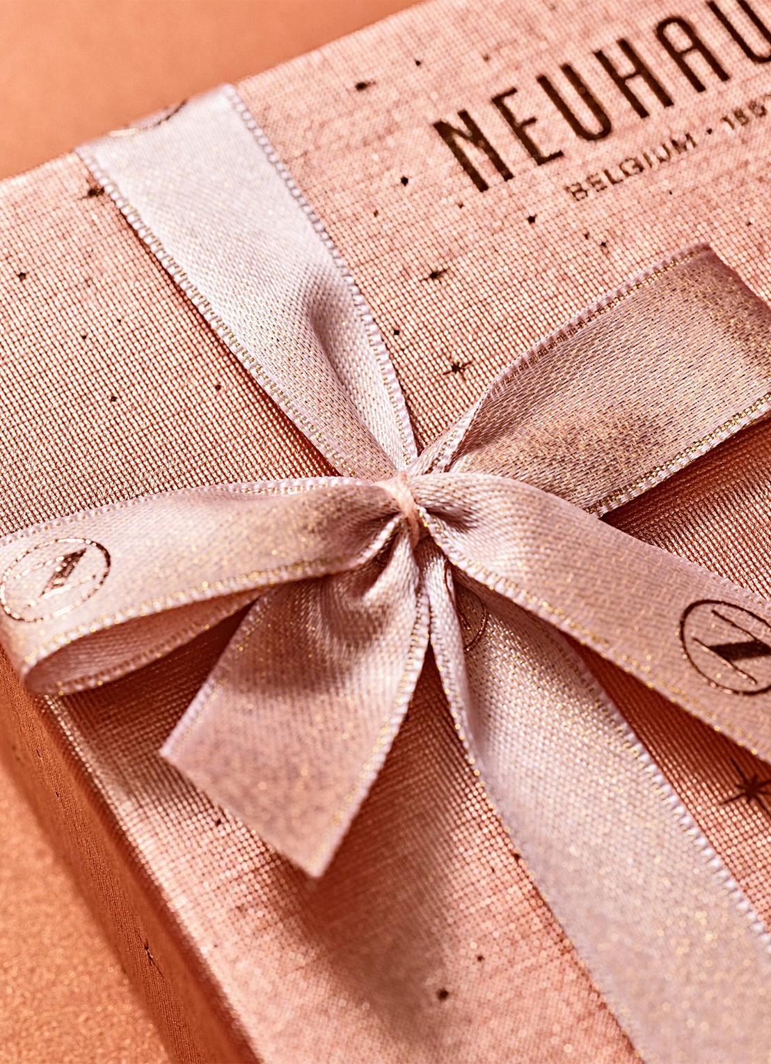 Neuhaus Limited Edition Souvenirs chocolade bonbons in geschenkverpakking 15 stuks - detail 5 beige