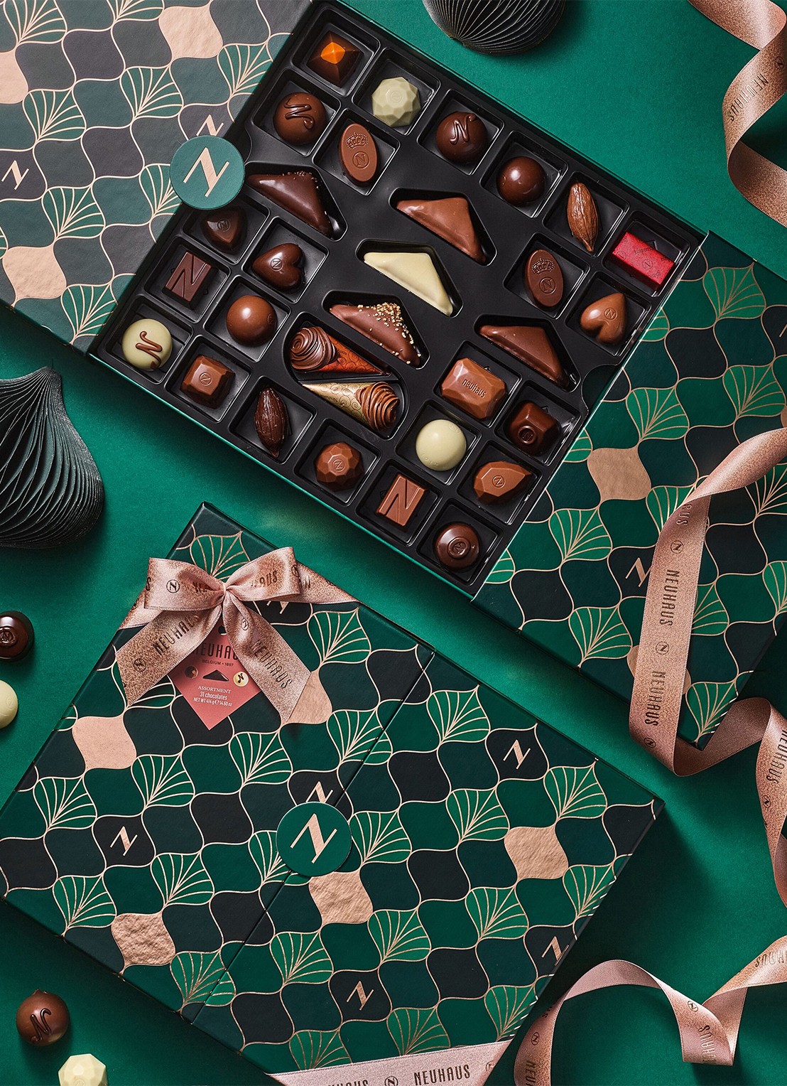 Neuhaus Winter Premium chocolade bonbons in geschenkverpakking 31 stuks - achterkant 2 donkergroen