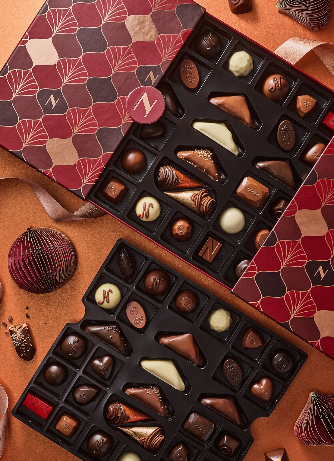 Neuhaus Winter Premium chocolade bonbons in geschenkverpakking 62 stuks - achterkant rood