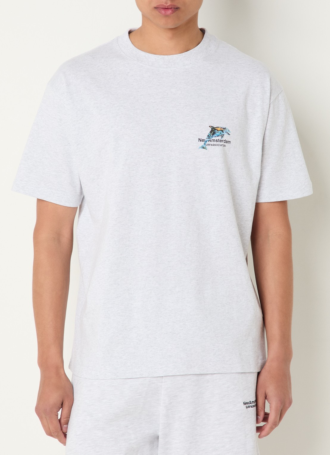 New Amsterdam Surf Association Dolphin T-shirt met logo- en backprint - achterkant 2 lichtgrijs