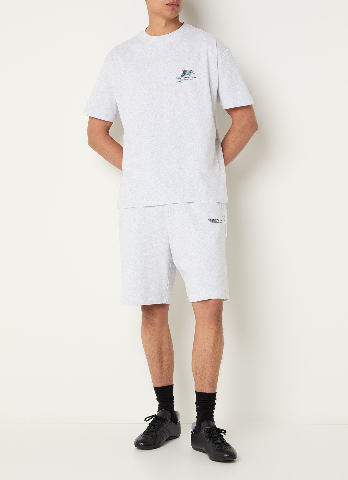 New Amsterdam Surf Association Dolphin T-shirt met logo- en backprint - voorkant 4 lichtgrijs